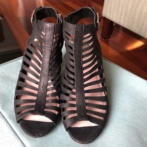 Vince Comuto strappy black leather heel - EUC